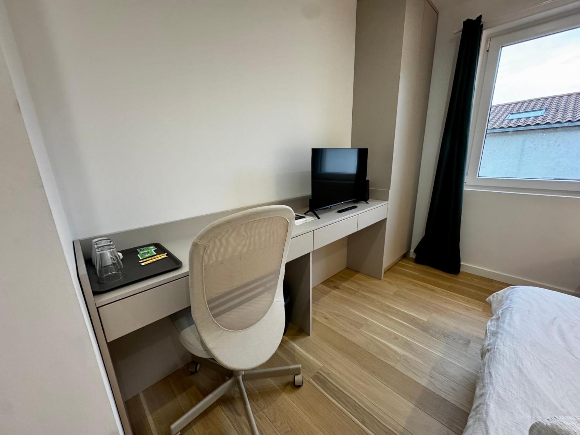 Chambre Privee Climatisee Avec Salle De Bains Partagee-Le Sapin Genay (Rhone) Exterior photo